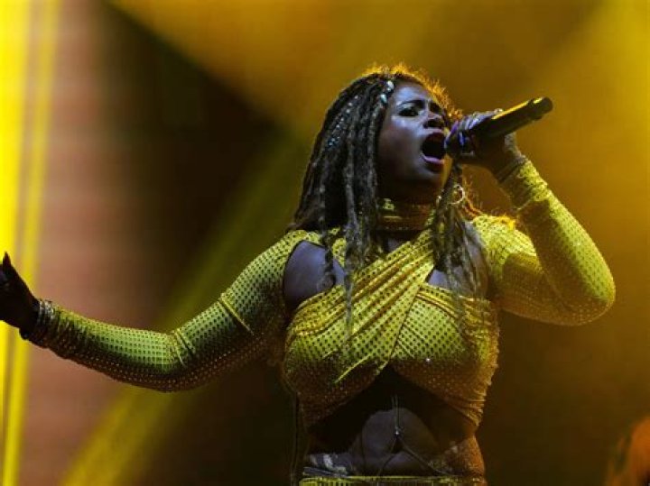 Kelis singing on a stage Kelis singing on a stage