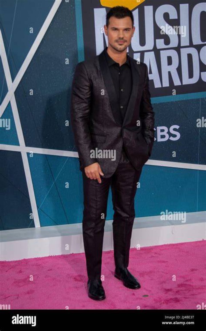 US actor Taylor Lautner arrives for the 2009 MTV Movie Awards at Gibson